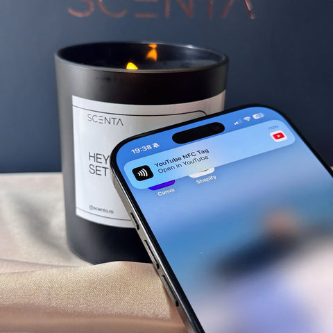 Aprinde-mă și atinge-mă - Lumânare parfumată personalizată Mandarin & Sandalwood / Medium,Mandarin & Sandalwood / Large,Forbidden Cherry / Medium,Forbidden Cherry / Large,Otto / Medium,Otto / Large,Whild Rhubarb & Cinnamon / Medium,Whild Rhubarb & Cinnamon / Large,Cuban Tobacco & Oak / Medium,Cuban Tobacco & Oak / Large,Witches Brew / Medium,Witches Brew / Large,Raspberry Daiquiri / Medium,Raspberry Daiquiri / Large,Arabian Nights / Medium,Arabian Nights / Large,Luna / Medium,Luna / Large,Silky Sweet / Medi